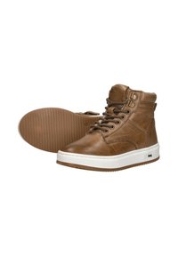 Bruine leren hoge sneakers met dikke witte zolen, vetersluiting aan de voorkant en een getextureerde rubberen buitenzool, weergegeven vanuit een zij- en zoolzicht.