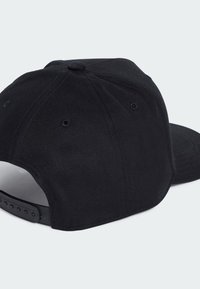 Cappellino da baseball in cotone nero con visiera curvata, chiusura snapback regolabile e fori di ventilazione sui lati. Finitura in tessuto testurizzato.