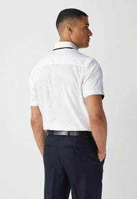 Next TRIMMED REGULAR FIT - Vapaa-ajan kauluspaita - white double collar