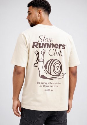 Neverless, HERREN T-SHIRT - SLOW RUNNERS CLUB - OVERSIZED RELAXED FIT - Print T-shirt - relaxed-fit hell-beige