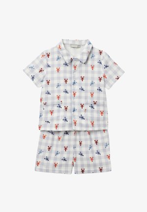 Ensemble chemise à manches courtes à boutons et short avec motif à carreaux gris et imprimés de homards rouges, bleus et bleus marine sur fond blanc.