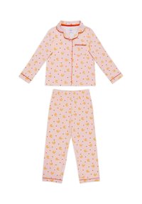 Roze katoenen pyjama set met een bovenstuk met lange mouwen, een kraag en een borstzak; het ontwerp bevat gele eendjes en rode harten.