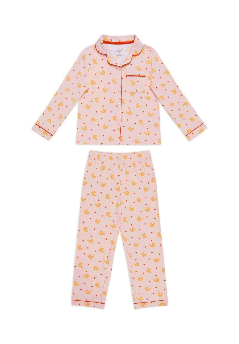 Roze katoenen pyjama set met een bovenstuk met lange mouwen, een kraag en een borstzak; het ontwerp bevat gele eendjes en rode harten.