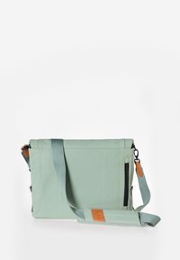 Borsa a tracolla di un delicato verde menta realizzata in materiale liscio, presenta un coperchio superiore, una tracolla regolabile e una tasca frontale con zip e dettagli in pelle.