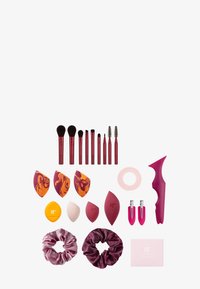 Make-upborstelset met rode handvatten, diverse borstels, sponzen in oranje, roze en gemarmerde patronen, twee satijnen scrunchies en kleefband.