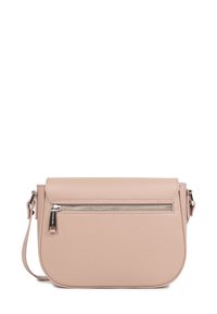 Borsa a spalla in pelle rosa chiaro con forma arrotondata, pattina a pieghe, tasca con zip frontale e tracolla regolabile. Dettaglio di superficie testurizzata.