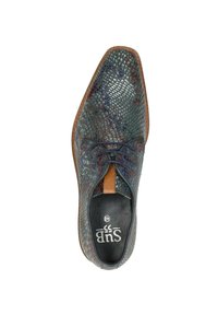Textuur met groene en blauwe leren schoen met een slangenhuidpatroon, bruine accenten, ronde neus en zwarte binnenkant met branding.
