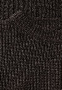 Tmavě hnědá pletená látka svetru s žebrovanou texturou, s kulatým výstřihem a viditelným vzorem tkaní.