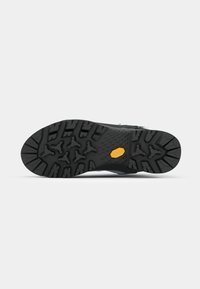Suola di scarpa in gomma nera con un motivo di presa testurizzato. Presenta un accento giallo prominente e un design del battistrada pronunciato per una migliore trazione.
