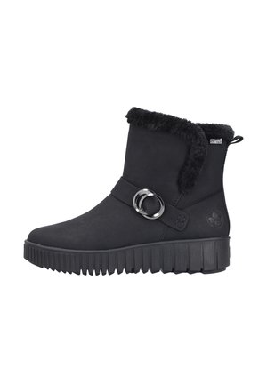 Bottines noires en taille suédé avec un revers en fausse fourrure, une sangle décorative avec un anneau en argent et une semelle en caoutchouc texturé.