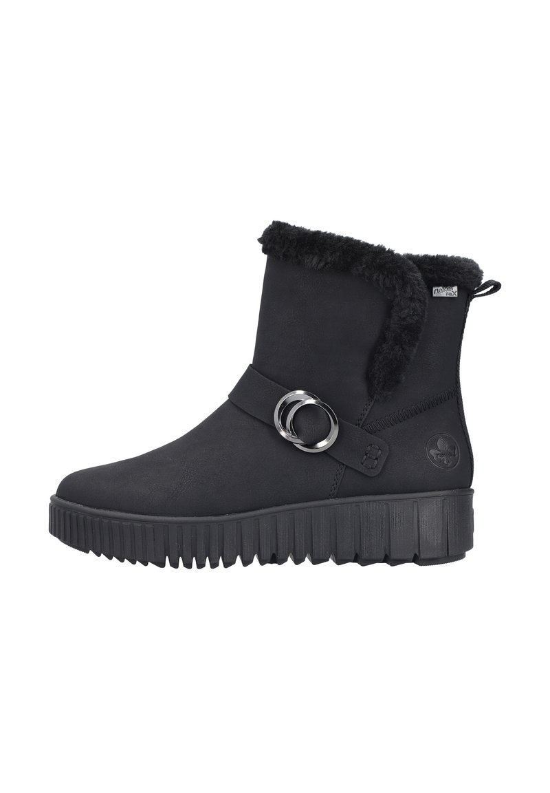 Zwarte enkelboots van suède met een faux fur manchet, een decoratieve band met een zilveren ring en een gestructureerde rubberen zool.