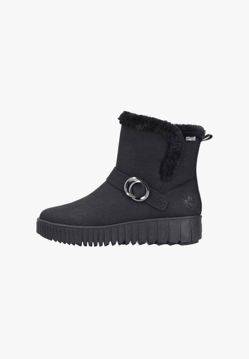 Schwarze Knöchel-Stiefel aus Wildleder mit einem Kunstfellbund, einem dekorativen Riemen mit einem silbernen Ring und einer strukturierten Gummisohle.