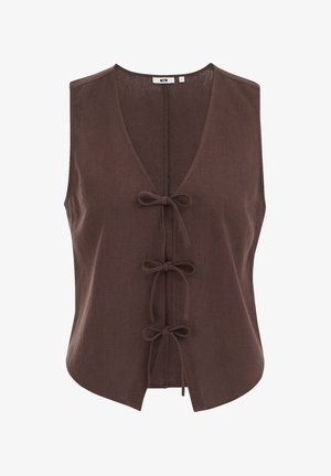 Gilet senza maniche in lino marrone con scollo a V profondo, dotato di tre fiocchi sul davanti per la chiusura e un orlo asimmetrico.