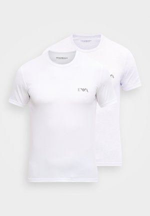 Due t-shirt girocollo, una bianca e una grigio chiaro. Entrambe realizzate in morbido cotone, con un piccolo logo sul petto a sinistra. Vestibilità classica.