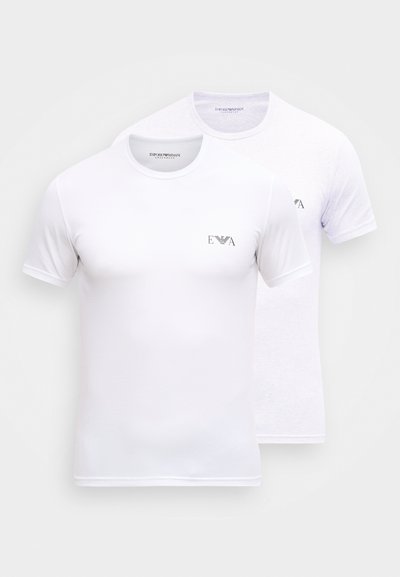 Divi T-krekli ar apaļu kakla izgriezumu baltā un gaiši pelēkā krāsā. Abi izgatavoti no mīksta kokvilnas un uz kreisās krūtis ir neliels logotips. Klasisks piegriezums.