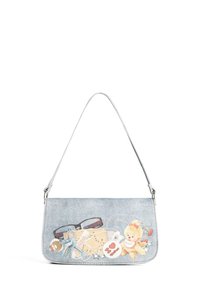Farmer denim keresztbody táska, melyen sokszínű grafikai elemek találhatók szemüvegekről, matricákról és egy plüssjátékról. Görbült vállpánttal és cipzáras záródással rendelkezik.