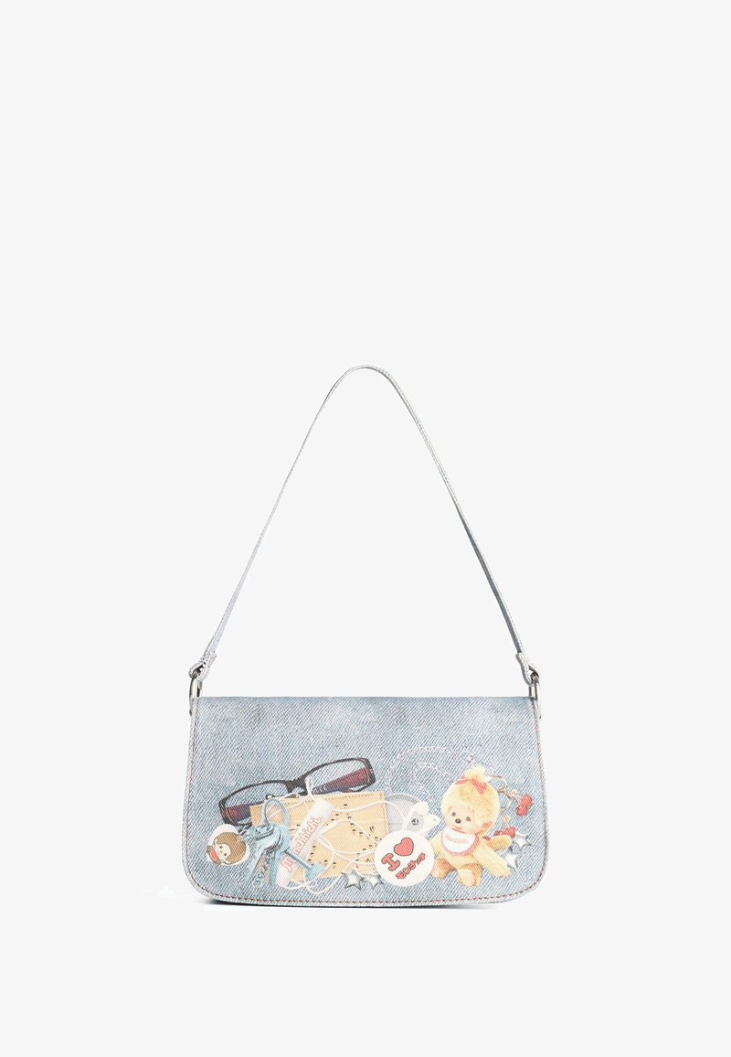 Sac en denim porté croisé avec des graphics multicolores de lunettes, d'autocollants et d'un jouet en peluche. Il présente une bandoulière courbée et une fermeture éclair.