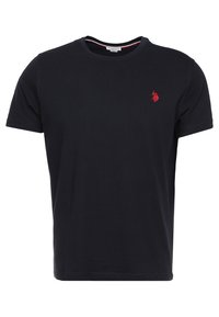 Svart t-shirt i bomull med korta ärmar, rundad halsringning och en liten röd broderad logotyp på vänster bröst. Mjuk textur, avslappnad passform.