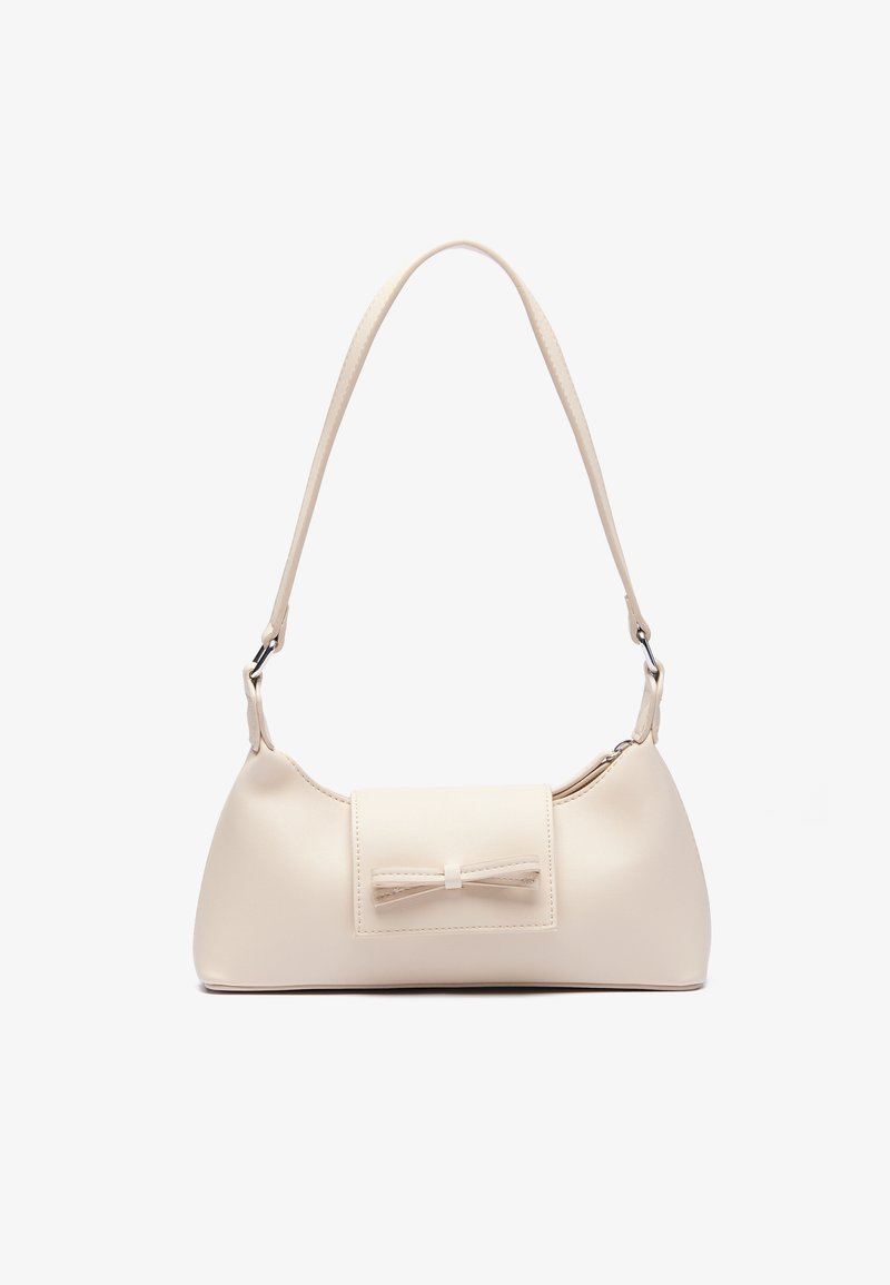 Beige faux læder håndtaske med en buet form, der har en sløjfe detalje foran og et enkelt justerbart rem. Glat tekstur, minimalistisk design.