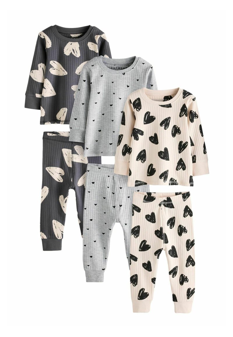 Set di quattro pigiami per bambini in tessuto a coste. Comprende due set grigi con motivi a cuore e due set crema con disegni di cuori neri.