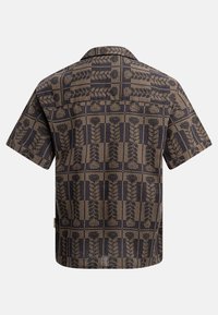 Korte mouwen shirt in bruin en marineblauw met een geometrisch bloemenpatroon. Bevat een kraag en een rechte snit.