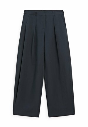 Pantalon noir à jambes larges avec plis à l'avant, passants pour ceinture et poches latérales, présenté à plat sur fond blanc.
