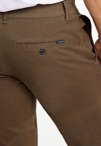 Lindbergh STRUCTURE SUPERFLEX - Pantalones chinos - brown
