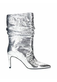 Bottine argentée métallisée à design décontracté, bout pointu et talon stiletto haut. Présente une surface texturée avec une finition réfléchissante.
