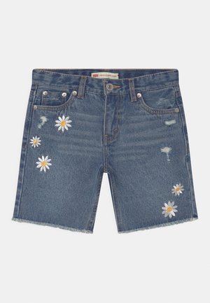 Shorts in denim con lavaggio blu, dettagli usurati e ricami di margherite bianche. Presentano una vita a media altezza e orlo sfrangiato.