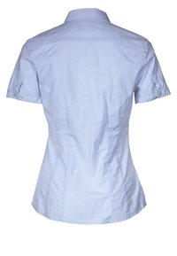 Camicia azzurra a maniche corte con colletto a punta, design aderente e dettagli con bottoni sulle maniche. Tessuto liscio con una leggera lucentezza.