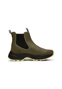 Botas de tobillo verde oliva con paneles laterales elásticos negros, suelas de goma y detalles amarillos. Fabricadas con material impermeable y un acabado texturizado.