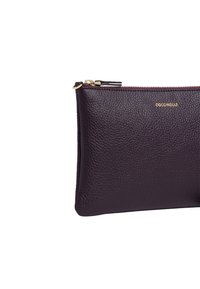 Borsa in pelle viola con superficie testurizzata, zip dorata e un piccolo dettaglio del logo. Forma rettangolare slim adatta per contenere oggetti piccoli.