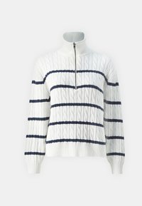 Weißer Reißverschluss-Pullover mit Zopfmuster, der marineblaue horizontale Streifen aufweist. Gerippte Bündchen und Kragen, kurzer Stehkragen.