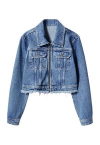 Vaaleansininen lyhyt denim-takki, jossa etuvetoketju, kaksi nappilöytävää rintataskua, rispaantuneet helmat ja pitkät hihat.