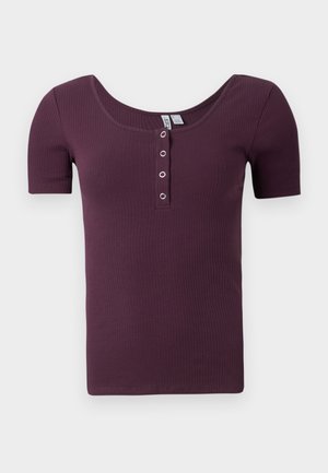 Koszulka henley z krótkim rękawem, w purpurowym kolorze z prążkowanej tkaniny, z okrągłym dekoltem i czterema srebrnymi napami na przodzie.