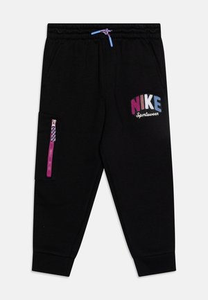 Zwarte Nike joggingbroek met roze en blauwe trekkoord, zijritszak met roze rand, en meerkleurig "NIKE Sportswear" logo op de linker dij.