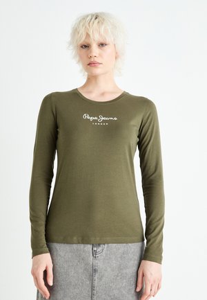 Chemise en coton olive à manches longues avec un col rond et un logo blanc "Pepe Jeans London" sur la poitrine, texture lisse.