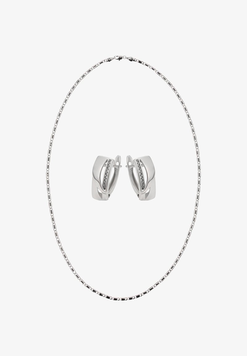 Ezüst nyaklánc lánc szerkezettel, ezüst fülbevalókkal párosítva, melyek hajlított kialakításúak és apró, áttetsző kövekből álló sorral díszítettek.