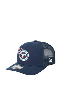 Marineblaue Kappe mit Netzrücken, ausgestattet mit einem runden gestickten Logo in Blau, Rot und Weiß. Vorgebogener Schirm und verstellbarer Snapback.