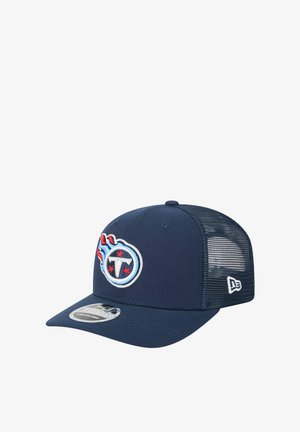 Marineblaue Kappe mit Netzrücken, ausgestattet mit einem runden gestickten Logo in Blau, Rot und Weiß. Vorgebogener Schirm und verstellbarer Snapback.