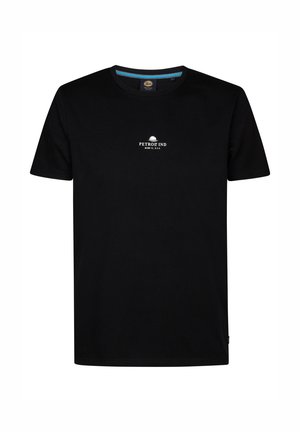 Sort bomulds T-shirt med korte ærmer og rund halsudskæring. Har et hvidt trykt logo "PETROIL IND" i midten foran og blå detalje ved kraven.