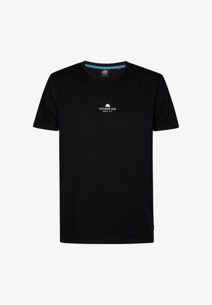 Černé bavlněné tričko s krátkými rukávy a kulatým výstřihem. Na přední části uprostřed je bíle vytištěné logo "PETROIL IND" a modrý akcent na límci.