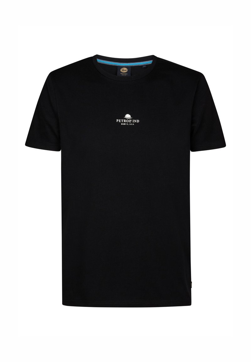 Camiseta de algodón negra de manga corta, con cuello redondo. Presenta un logo impreso en blanco "PETROIL IND" en el centro delantero y un acento azul en el cuello.