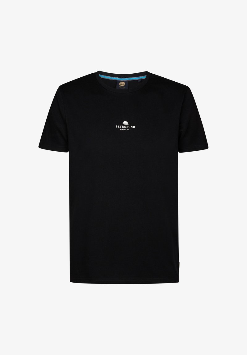 Camiseta de algodón negra de manga corta, con cuello redondo. Presenta un logo impreso en blanco "PETROIL IND" en el centro delantero y un acento azul en el cuello.
