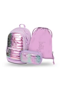 Fioletowy zestaw plecaków zawiera błyszczący iryzujący przedni panel, dopasowaną torbę na sznurkach oraz piórnik z teksturowanym detalem logo.