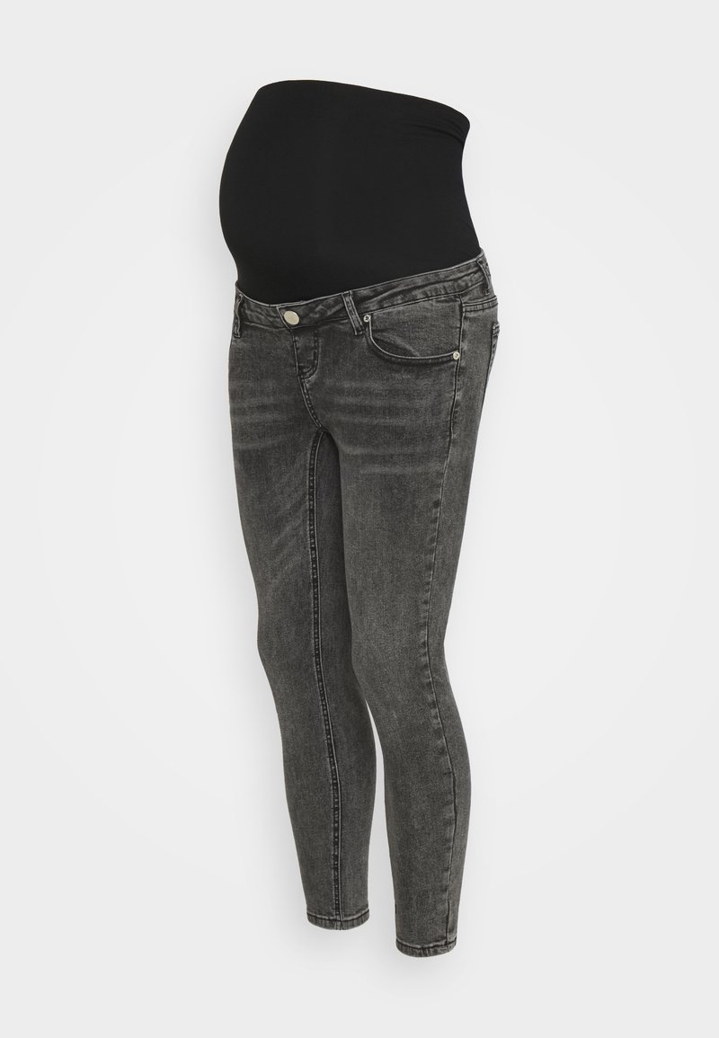 Jeans de maternidade pretos com uma faixa elástica sobre a barriga, apresentando um corte slim, desbotamento subtil e design clássico de cinco bolsos.