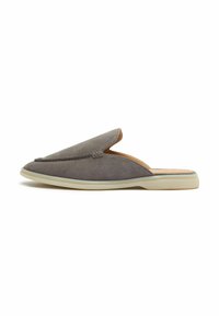 Mule grigio in suede con punta rotonda e suola in gomma bianca, mostrato in vista laterale su uno sfondo bianco.