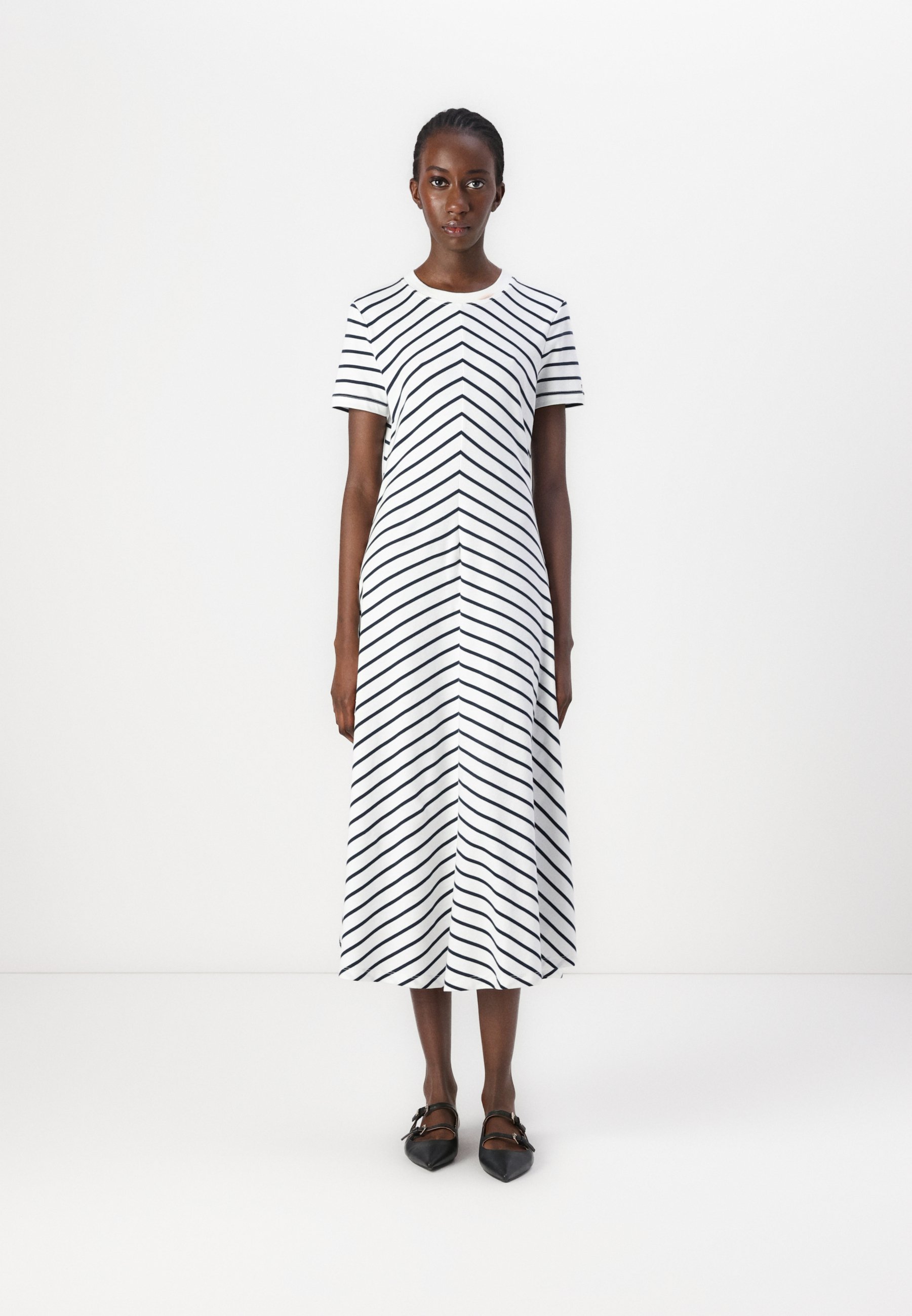 tommy hilfiger black and white dress Shop Tommy Hilfiger clothing and handbags at SilkRoll. Trade with us! main image 1