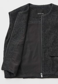 Gilet in lana grigia con scollatura rotonda, chiusura frontale con cerniera e una tasca laterale. Interno foderato in tessuto nero. Etichetta con la scritta "OPUS".
