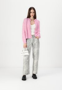 BDG Urban Outfitters FLUFFY CARDI - Casaco de malha - pink